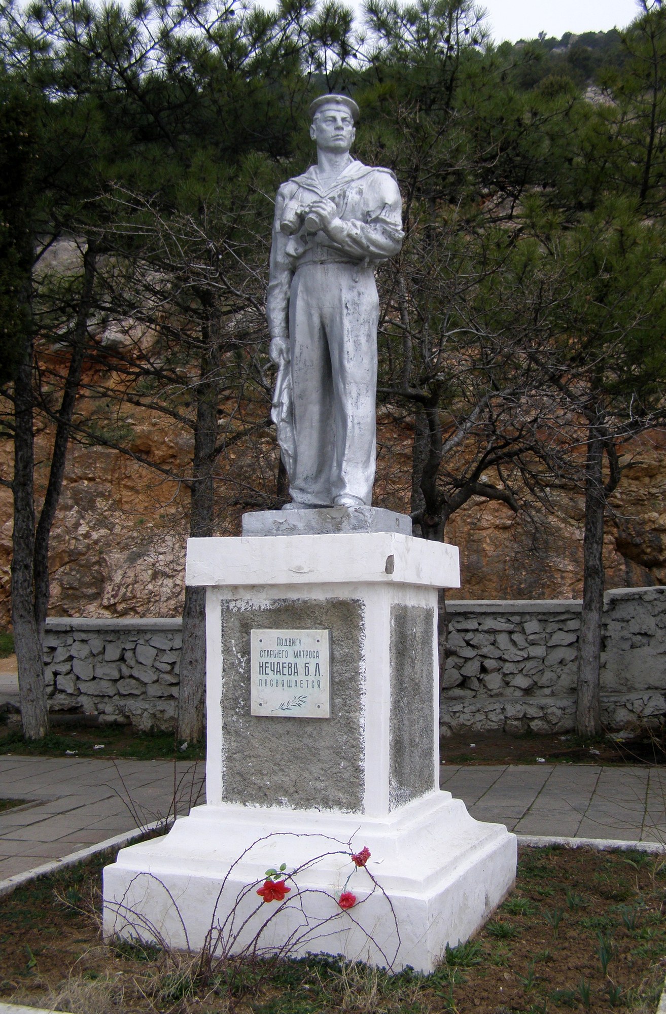 Памятник старшему матросу Нечаеву
              Б. Л.